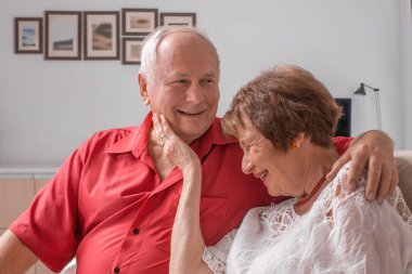 Yaşlı çift evde birlikte vakit geçirir.