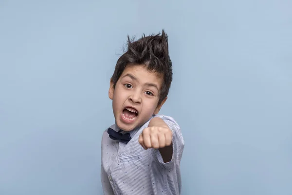 Studio shot van een jonge jongen lezen om voor zichzelf, zijn fis — Stockfoto