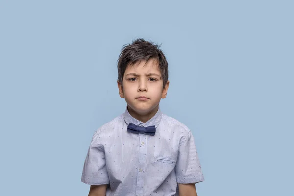 Medio rasgo de longitud de un niño enojado con camisa azul con bo —  Fotos de Stock
