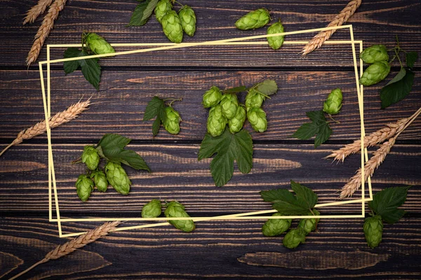 Ears of wheat and sprigs of earth - the ingredients for making b — Stock Photo, Image