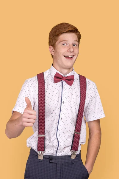 Egy elegáns, vörös hajú, fiatal, mosolygós tinédzser fiúról. — Stock Fotó