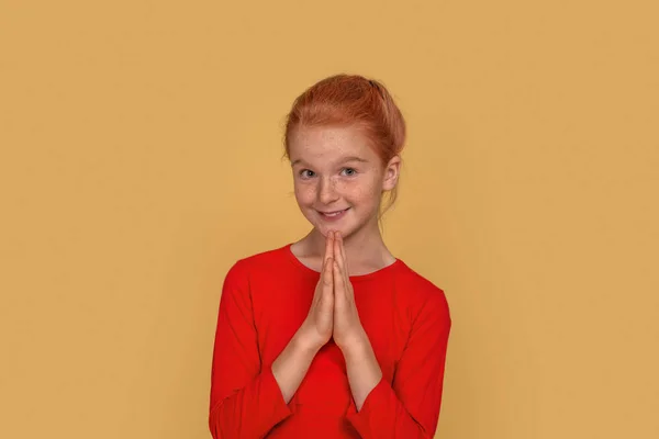 Emotioneel portret van een jong meisje met rood haar en sproeten een — Stockfoto