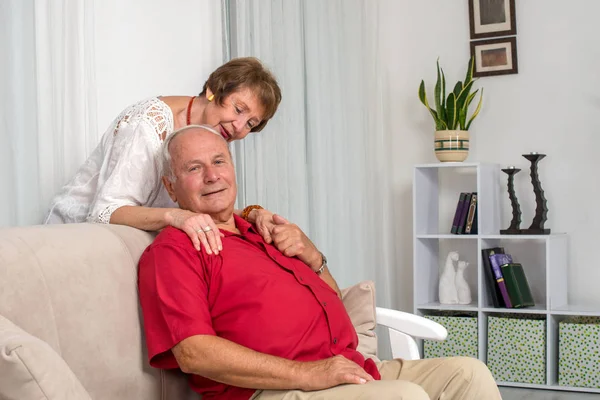 Aufnahme eines älteren Ehepaares zu Hause. — Stockfoto