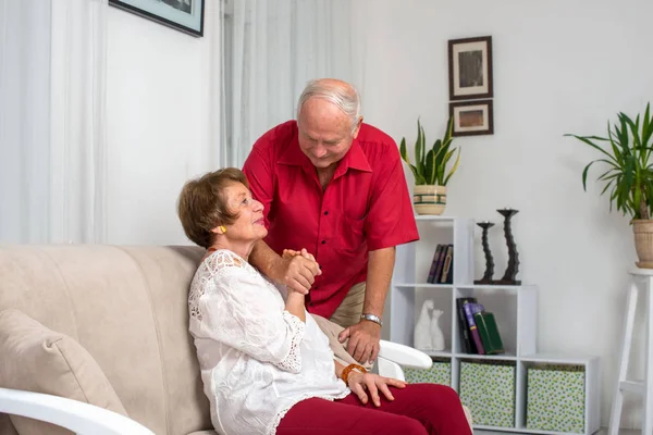 Aufnahme eines älteren Ehepaares zu Hause. — Stockfoto