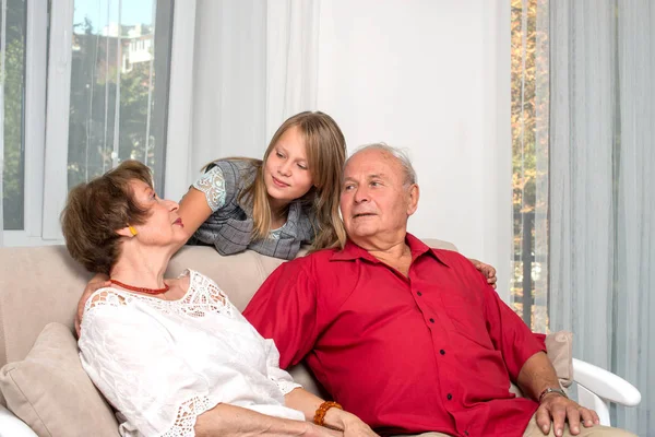 Aufnahme von Großeltern, die Zeit mit ihren Enkeln verbringen — Stockfoto