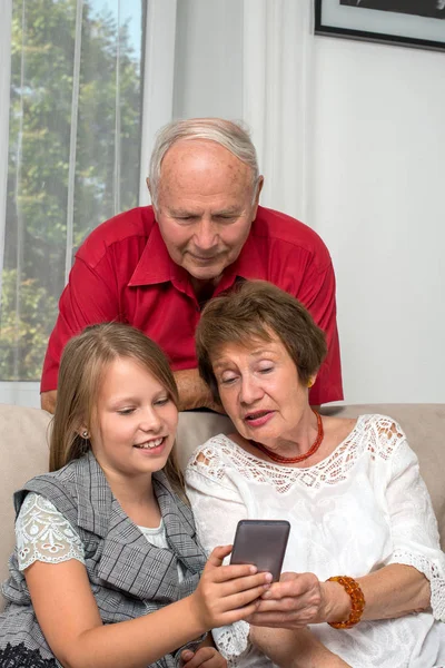Aufnahme von Großeltern, die Zeit mit ihren Enkeln verbringen — Stockfoto