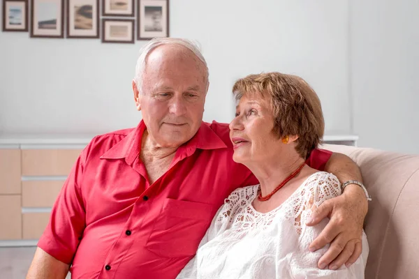 Senioren-Paar verbringt Zeit gemeinsam zu Hause — Stockfoto