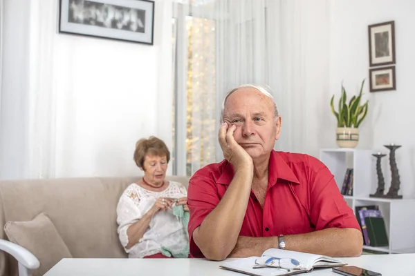 Schuss eines älteren Mannes, der von etwas träumt oder sich an die Jugend erinnert — Stockfoto