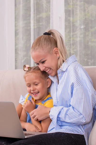 Знімок чарівної дівчинки з ноутбуком з матір'ю — стокове фото