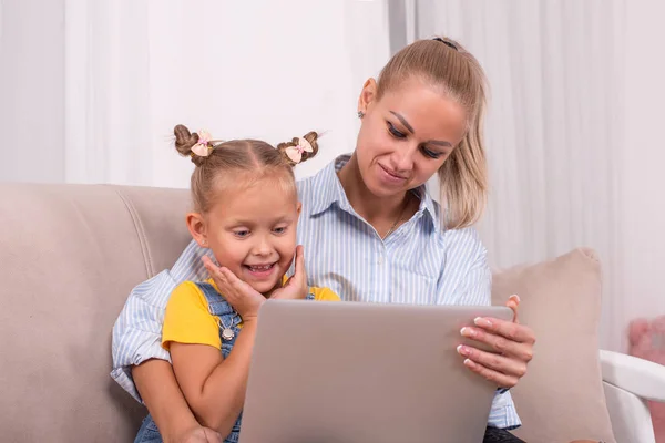 Tiro de uma mãe e sua filha usando um laptop juntos — Fotografia de Stock