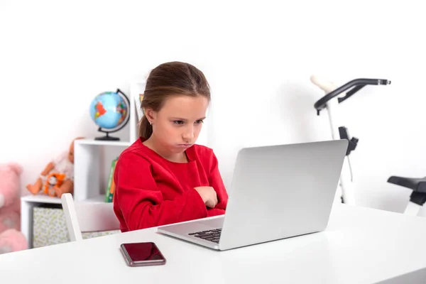Tiro de estudante usando um laptop para completar as tarefas escolares — Fotografia de Stock