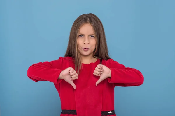 Στιγμιότυπο ενός νεαρού κοριτσιού που δείχνει μια χειρονομία. Όλα είναι άσχημα. — Φωτογραφία Αρχείου