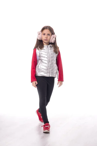 Full length portret van jong meisje dragen glanzende jas en wit — Stockfoto