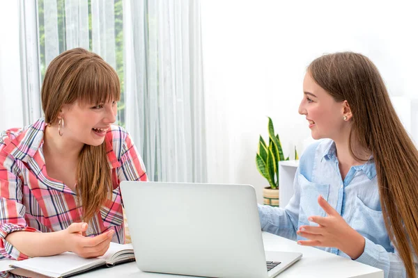 笑顔のティーンエイジャーの女の子のショットは自宅で学校の仕事をしています コンピュータでオンライン検索情報 — ストック写真