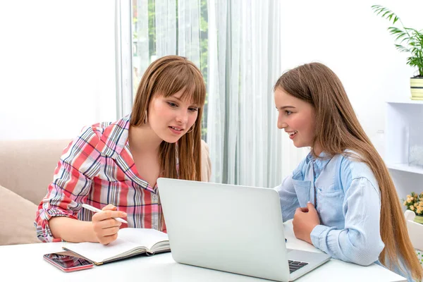 Tiro Adolescentes Sorridentes Usando Laptop Preparando Lição Casa Casa — Fotografia de Stock