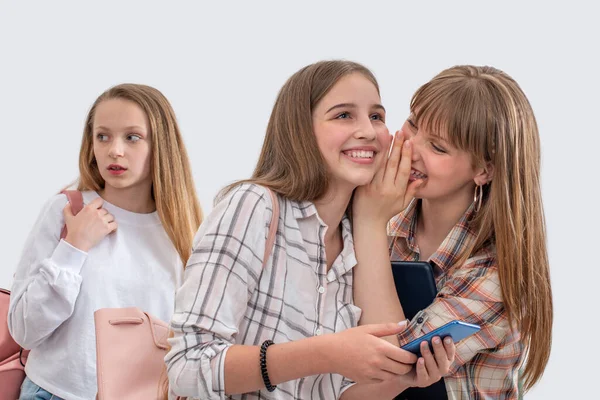 Las Colegialas Adolescentes Con Mochilas Una Tableta Están Caminando Juntas —  Fotos de Stock