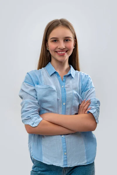 Poloviční Portrét Mladé Usměvavé Teenager Dívka Dlouhými Blond Vlasy Sobě — Stock fotografie