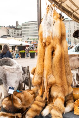 Helsinki. Finlandiya. Ticaret meydanı. 03.05.19. Finlandiya 'da bir ticaret meydanında borsada tilki derileri asılı. .