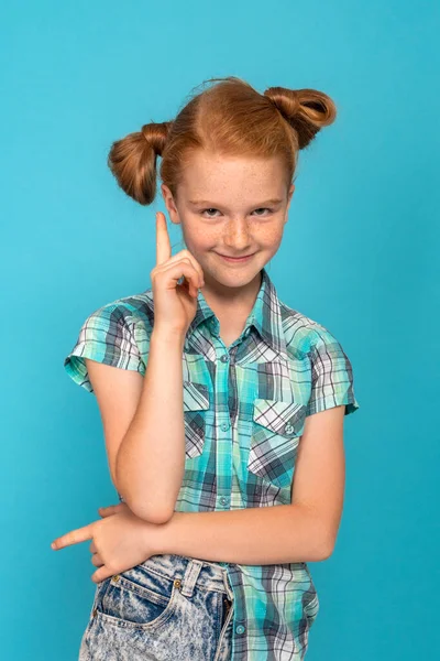 Pół Długości Emocjonalny Portret Małej Zabawnej Niegrzecznej Dziewczynki Rudymi Włosami — Zdjęcie stockowe