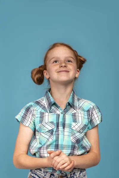 Retrato Emocional Metade Comprimento Uma Jovem Garota Safada Engraçada Com — Fotografia de Stock