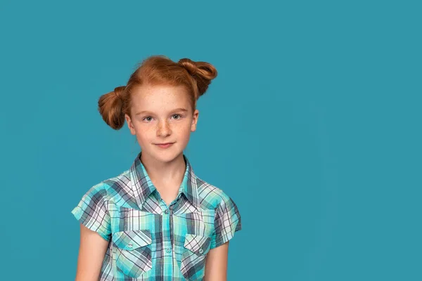 Retrato Emocional Cintura Hacia Arriba Una Joven Con Pelo Rojo — Foto de Stock