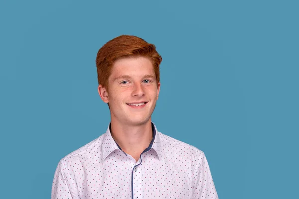 Kırmızı Saçlı Gülümseyen Bir Gencin Portresi Beyaz Tişörtlü Mavi Arka — Stok fotoğraf