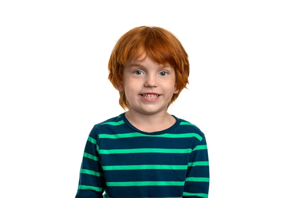 ウエストアップポルノの小さな赤い頭の男の子身に着けています緑のストライプシャツ上の白い背景にザ スタジオ — ストック写真