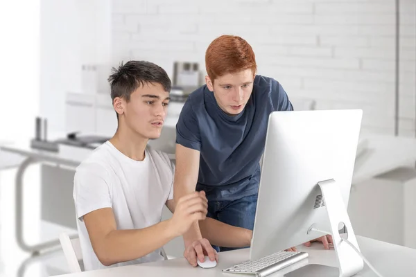 Shot Dos Chicos Adolescentes Serios Están Usando Computadora Discutiendo Algo —  Fotos de Stock