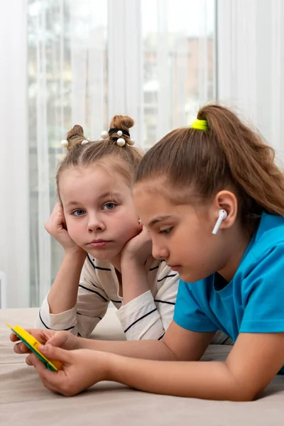 Freundinnen Verbringen Zeit Miteinander Hause Sie Stöbern Gemeinsam Telefon Internet — Stockfoto