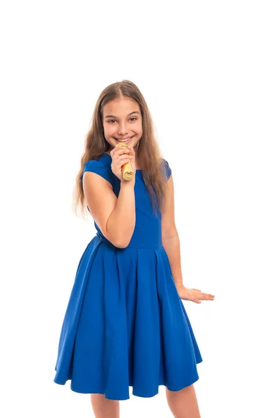 Retrato Metade Comprimento Menina Atraente Vestindo Vestido Azul Canção Cantando — Fotografia de Stock