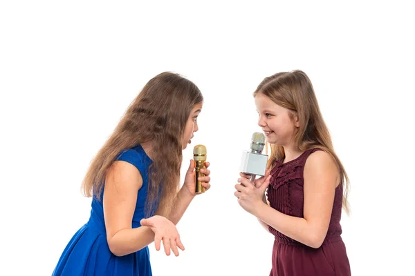 Знімок Двох Привабливих Усміхнених Дівчат Які Співають Пісні Тримаючи Мікрофони Ліцензійні Стокові Фото