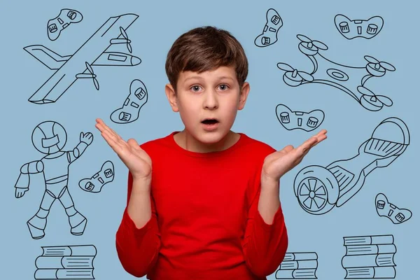 Хлопчик Поширює Руки Боках Знаючи Вибрати Серед Великої Кількості Високотехнологічних — стокове фото