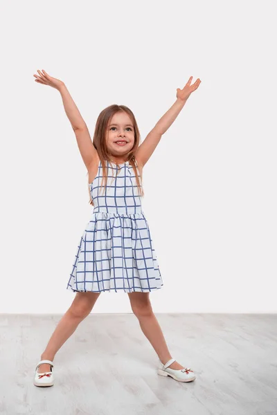 Retrato Larga Duración Niña Felicidad Con Pelo Largo Rubio Levantando —  Fotos de Stock