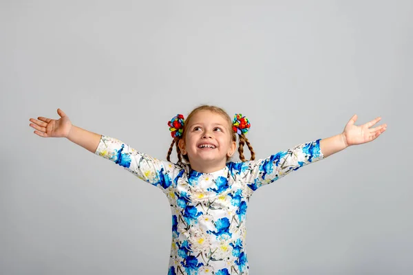 Трохи Щастя Дівчина Двома Хвостами Різнокольоровими Стрічками Підняла Руки Вгору — стокове фото