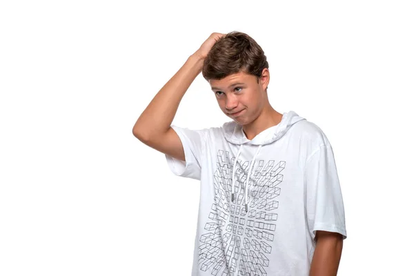 白いシャツを着た10代の少年の半分の長さの肖像画は 難しい質問への答えを見つけるか 問題を解決する — ストック写真