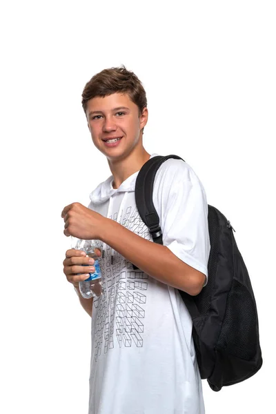 Retrato Meio Comprimento Adolescente Sorrindo Vestindo Camisa Branca Com Mochila — Fotografia de Stock