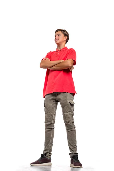 Stüdyoda Beyaz Arka Planda Kırmızı Gömlekli Genç Bir Gencin Tam — Stok fotoğraf