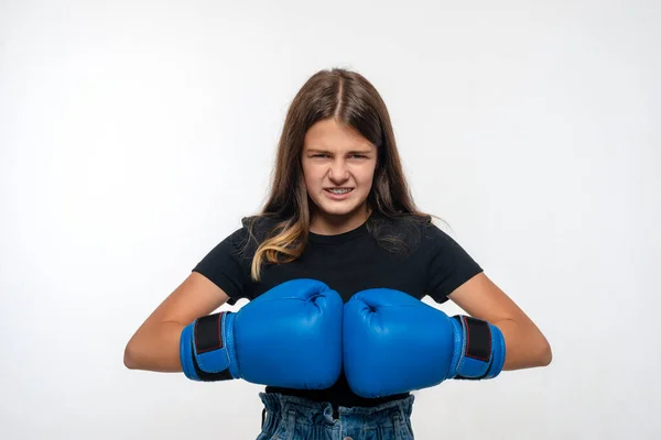 Shot Της Πυγμαχίας Κορίτσι Τιράντες Μπλε Γάντια Λευκό Φόντο Στο — Φωτογραφία Αρχείου