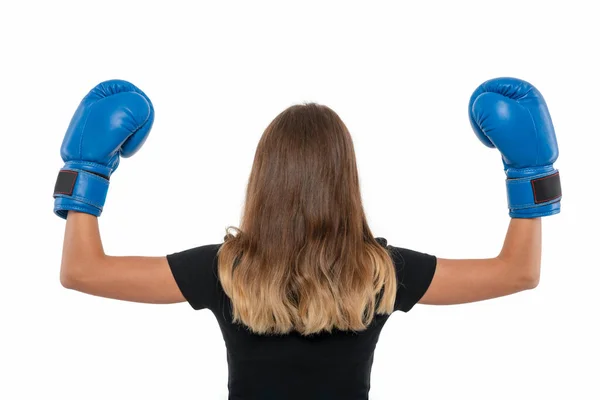 スタジオで白を背景に強さと勝利を示す腕で後ろに立って青いボクシングの手袋で女の子のショット 強みと動機 — ストック写真