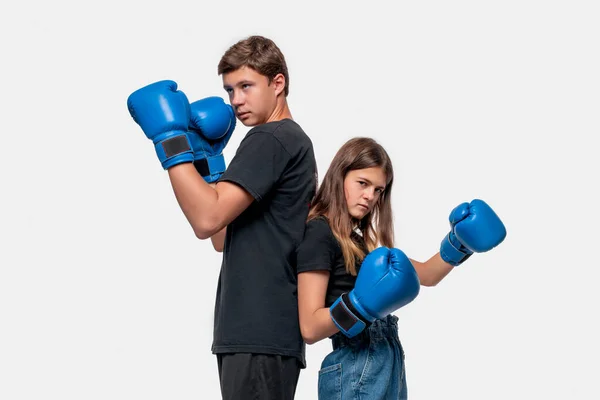 Φωτογραφία Του Κοριτσιού Του Μποξ Και Του Αγοριού Μπλε Γάντια — Φωτογραφία Αρχείου