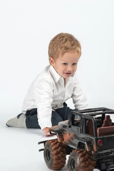 Tiro Menino Sentado Chão Brincando Com Carro Brinquedo Isolado — Fotografia de Stock