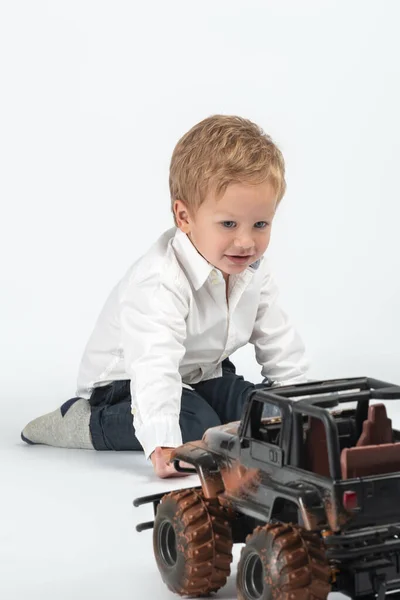 Tiro Niño Sentado Suelo Jugando Con Coche Juguete Aislado — Foto de Stock