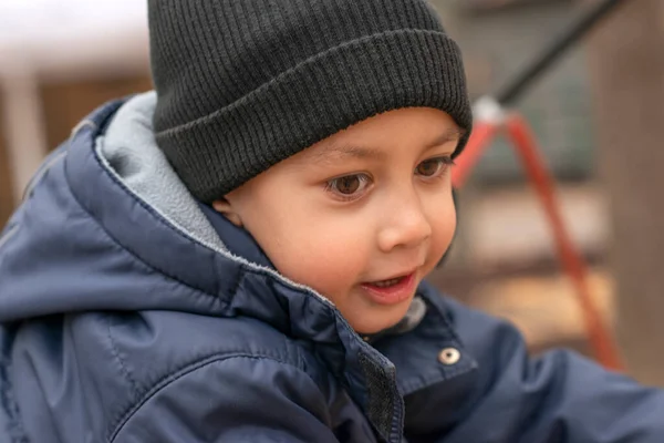 Close Portret Van Een Kleine Lachende Jongen Met Grote Bruine — Stockfoto