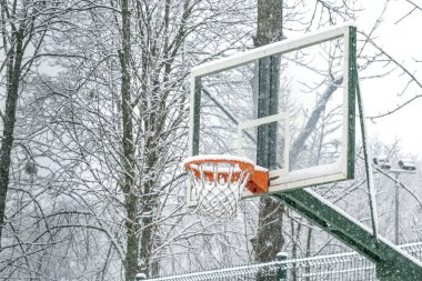  Basket sepetinin dış sahada karla kaplı elementlerine yakın çekim. Kış ortasında kar yağışı sırasında. Sağlıklı yaşam tarzı kavramı.