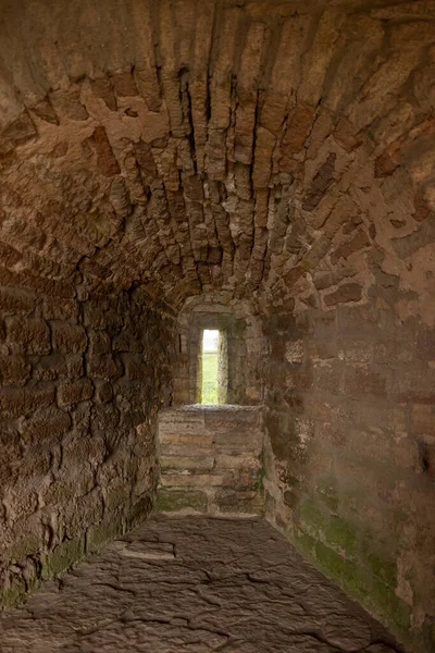 内側から中世の要塞 要塞の壁のカージを通して日光 — ストック写真