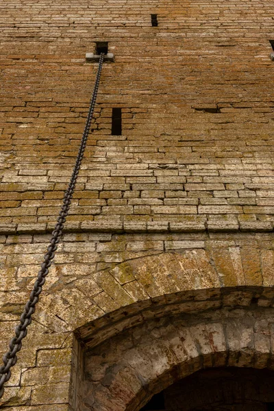 古い中世の要塞の壁を屠殺場と鎖で撃ちました — ストック写真