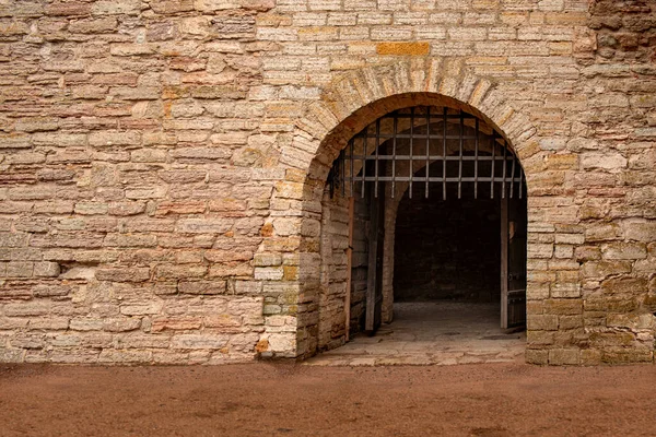 門と鉄格子を持つ古い要塞の壁のショット — ストック写真