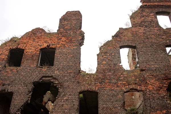 Eski bir kaledeki bir hapishane binasının yıkıntıları.