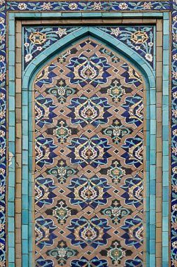 Cami duvarında doğu süsü var. St. Petersburg Büyük Camii