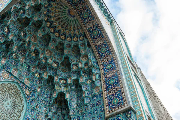 Фасад Мечеті Проти Блакитного Неба Хмарами Велика Мечеть Санкт Петербурга — стокове фото